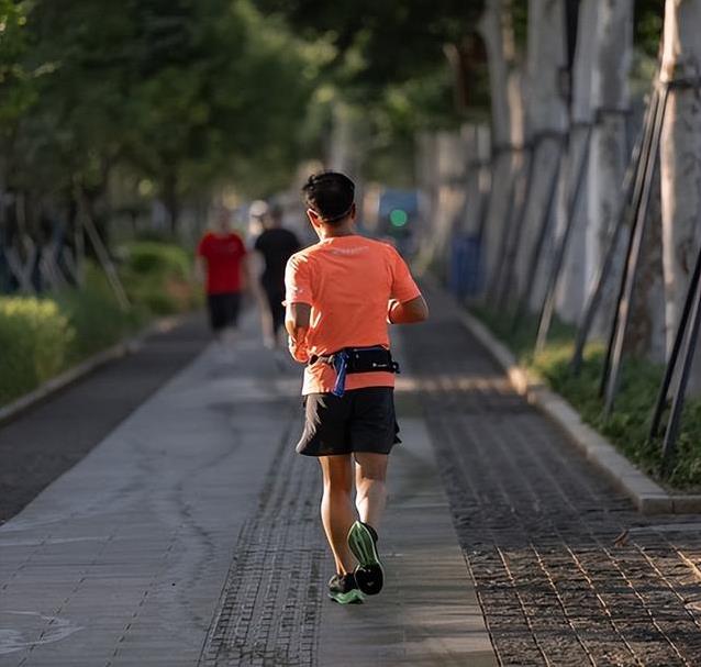 市慢慢醒来, 都在跑步时, 跑步时想起